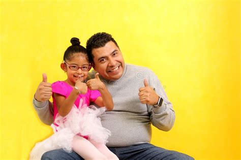 O Pai Solteiro Divorciado E Marrom Carrega A Sua Filha Latina Vestida De Bailarina Que Eles