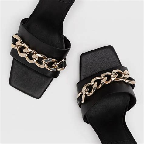 Las Sandalias De Cadena De Versace Cuestan 29€ En Stradivarius