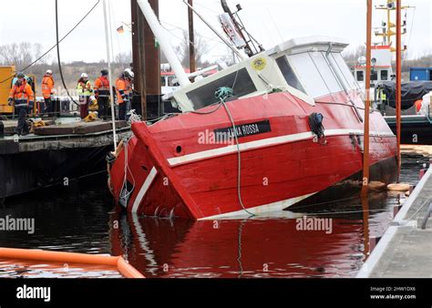 Rostock Deutschland 03 März 2022 Die Fischkutter Luna Rossa Wird Im