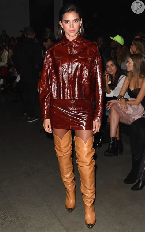 Bruna Marquezine Usa Conjunto De Vinil E Botas Over The Knee No NYFW