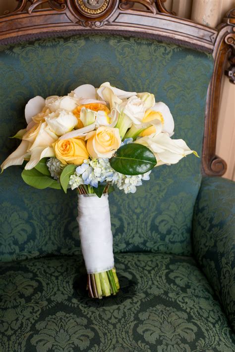 This beautiful and chic bouquet is designed using yellow roses, white ...