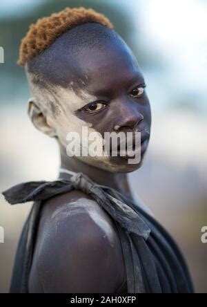 Tribu Mundari Boy Cubiertos De Ceniza Teniendo Cuidado De Vacas De