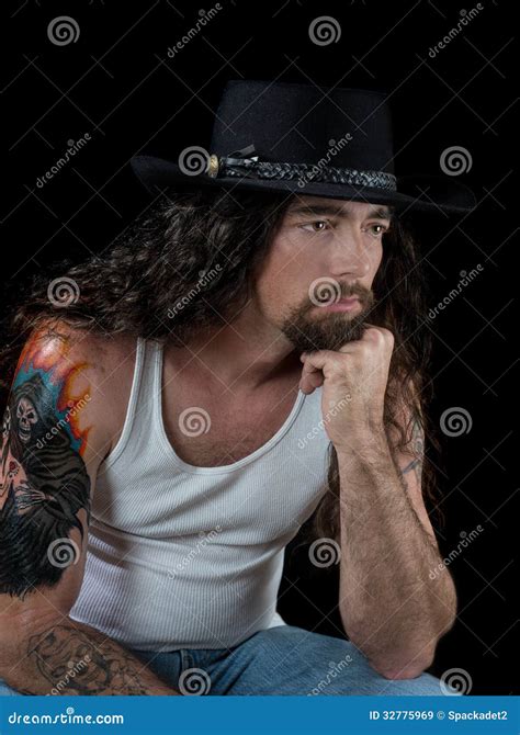 Tuff Sexig Man Med Långt Hår Och En Cowboyhatt Fotografering för