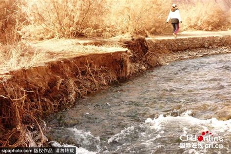 新疆吐鲁番气温骤降 火焰山下现冰挂奇观 组图 溪流 游人 凤凰资讯