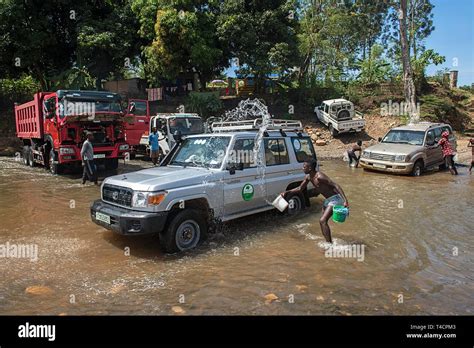 Los coches son lavados en el río cerca del Parque Nacional Mago Jinka