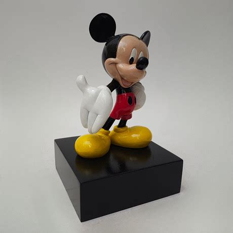 MICKEY FIGUR I POLYKROM HARTS MED TRÄBAS Konst Skulptur Auctionet