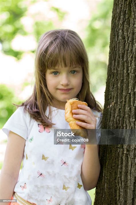 Photo Libre De Droit De Petite Fille Debout Près De Larbre Et De Manger