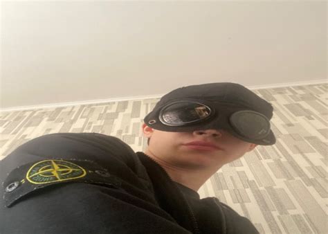 Создать мем "кепка с линзами, ваня, кепка c.p company офники ...