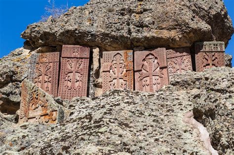 Un Muro De Piedra Con Una Cruz Tallada En La Roca Foto Premium