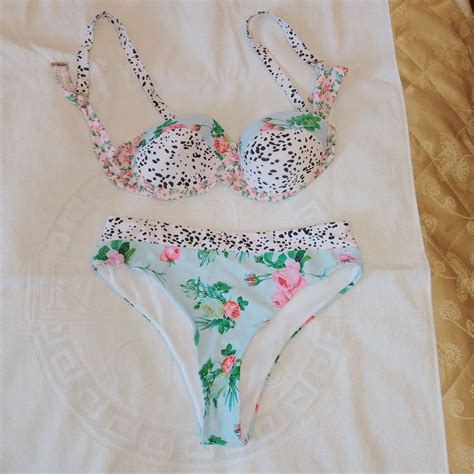 Se produkter som liknar Bikini blommig L på Tradera