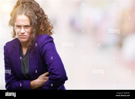 Jeune étudiante brunette girl wearing school uniform et verres sur fond isolé avec la main sur l