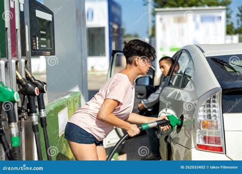 Latinoamericana Llenando Tanque De Su Auto Con Gasolina En Gasolinera