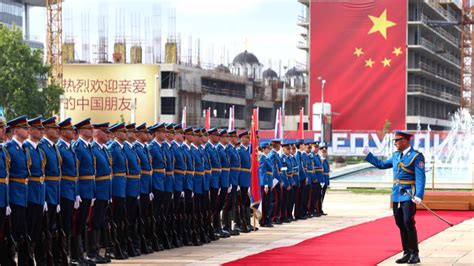 Xi Jinping assiste à la cérémonie d accueil tenue par le président