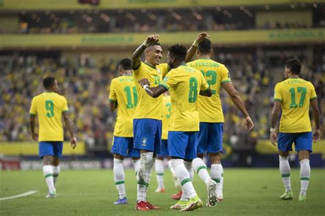 Raphinha marca dois gols e Brasil goleia o Uruguai em Manaus Metrópoles