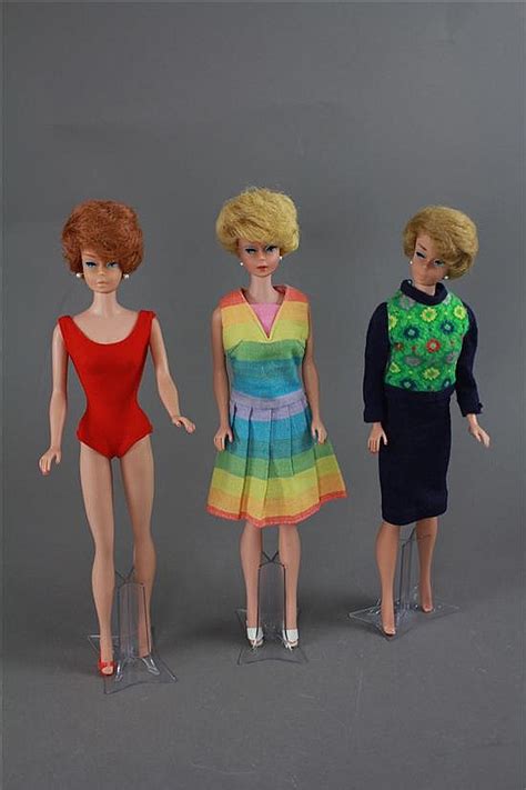 Lot BUBBLE CUT BARBIES INCLUDING TITIAN IN ORIGINAL SWIMSUIT BLONDE WEARING DRESS FROM FUN