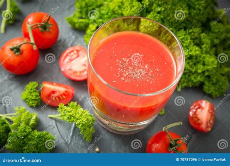 Frische Organische Tomaten Und Tomatensaft Mit Petersilie Der Detox