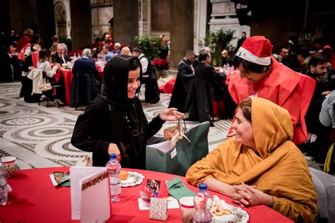 Le Immagini Del Pranzo Di Natale Con I Poveri A Santa Maria In