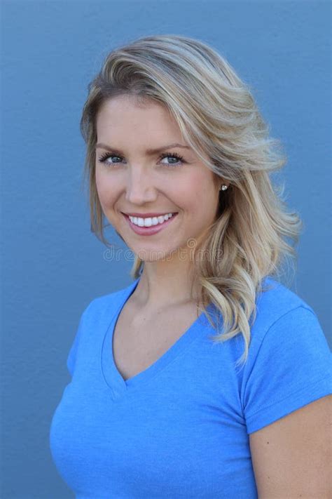 Sluit Omhoog Portret Van Het Mooie Blonde Glimlachen Van Het Meisje Ge Soleerd Op Blauwe