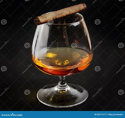 Een Glas Van Whisky En Sigaar Stock Afbeelding Image Of Staaf Glas