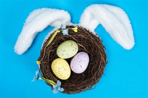 Huevos De Pascua En Nido Y Orejas De Conejo En Una Vista Superior De