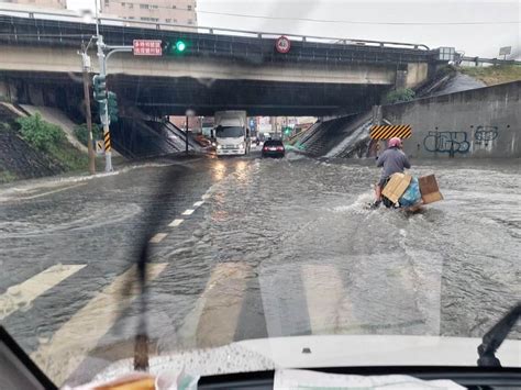 雨彈狂襲台南 永康中正路積水半個輪胎高 路面淹成河 生活 工商時報