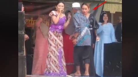 Kocak Asik Berjoget Bareng Biduan Kakek Ini Kena Amuk Sang Istri