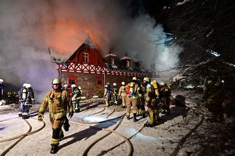 Gro Einsatz In Fahrenb Hl Reitstall Brennt Lichterloh Mitarbeiter