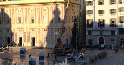 Genova in piazza De Ferrari arriva l albero di Natale venerdì 8