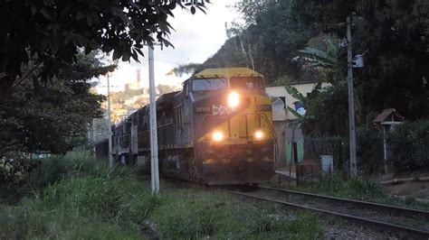 Trem De Carga Geral Locomotivas Subindo Forte Rampa Vag Es