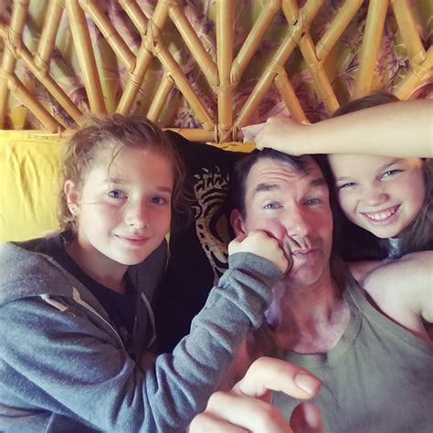 Jerry O Connell Slammed For Boasting His Twin Daughters 11 Sang The Uncensored Version Of