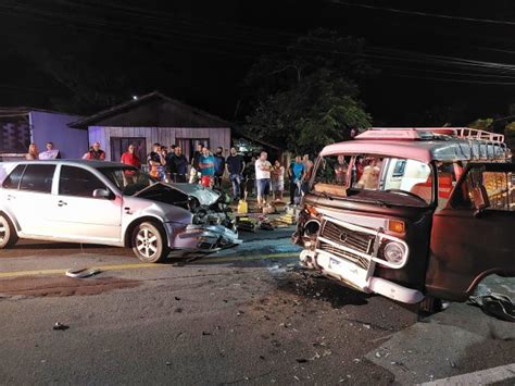 Carro invade rua na contramão atinge kombi e deixa três feridos