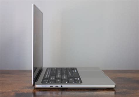 apple macbook pro   review   laptop  photographers
