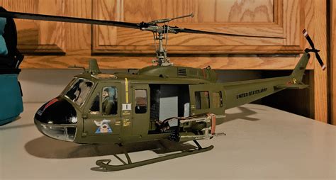 UH 1D Huey Gunship Plastic Model Helicopter Kit 1 32 Scale