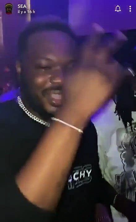 Quand Adebayor est saoul en boîte de nuit il se met au rap Vidéo