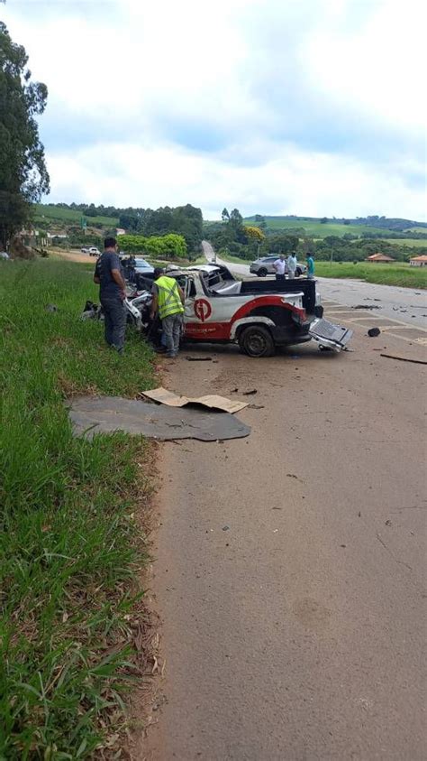 Batida entre caminhonete e ônibus 27 passageiros mata uma pessoa e