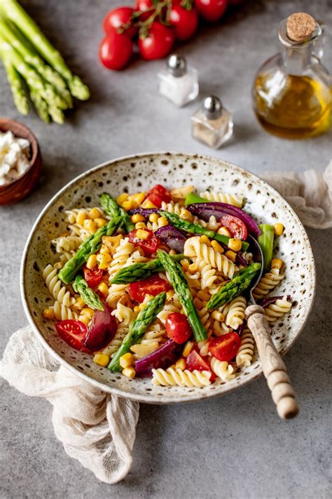 Nudelsalat mit grünem Spargel Tomaten und Feta Rezept