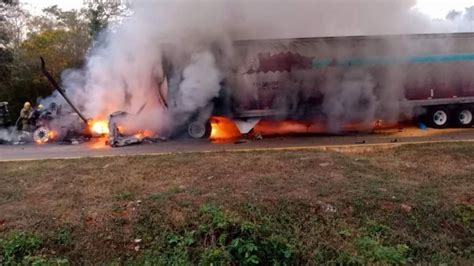 Accidente en la carretera Mérida Campeche dos camiones de carga se