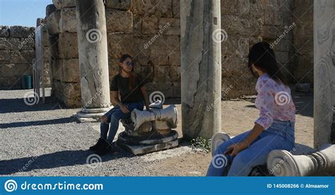 Turistas Que Caminan Cerca De La Arquitectura Romana Del Templo Antiguo