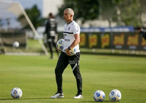 Pressionado E Contestado Sylvinho Completa Meses De Corinthians