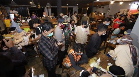 Gambar Anak Muda Nongkrong Di Cafe Cari