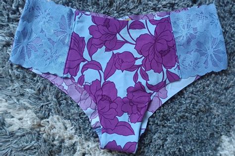 NeW Vs Pink Lace Sided No Show Cheekster Panty Size Medium Multi Floral