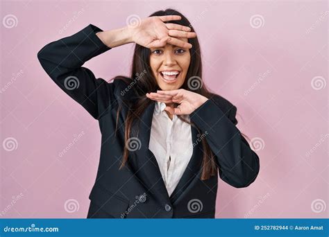 Junge Brunette Frau Mit Business Stil Auf Rosa Hintergrund L Chelnd Fr Hlichen Blick Ein Boo Mit