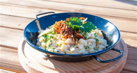 Selbstgemachte Käsespätzle mit Röstzwiebeln gustoreich at