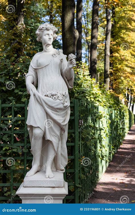 Estatua Antigua Del Parque De Sensual Greek O Mujer Italiana De La Era