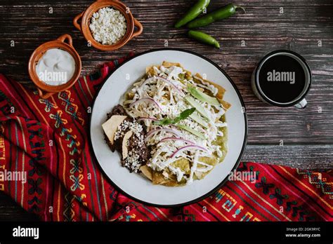 Chilaquiles Mexicanos Con Pollo Y Salsa Verde Picante Desayuno