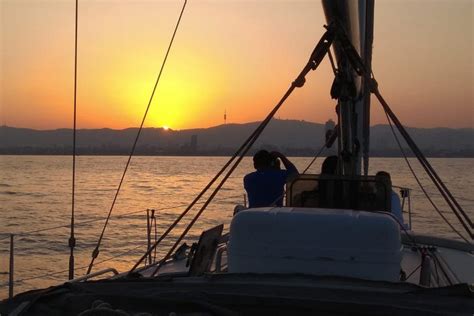 Paseo En Velero Al Atardecer Desde Barcelona Disfruta Barcelona