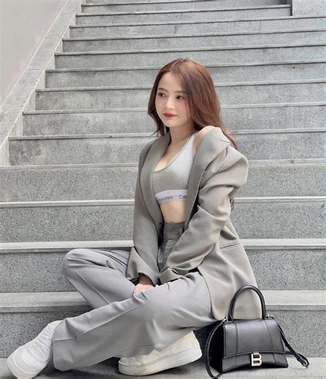 Hot girl nổi như cồn nhờ bức ảnh thẻ khoe dáng táo bạo nhất từ trước đến nay