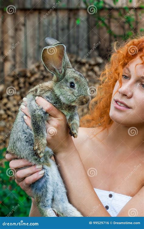 Bella Ragazza Con Capelli Rossi Sulla Natura Con Un Coniglio In Sue