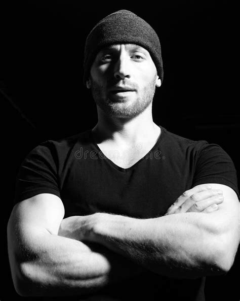 Hombre Apuesto Con Los Brazos Cruzados Modelo Masculino De Confianza Gay Masculina Imagen De