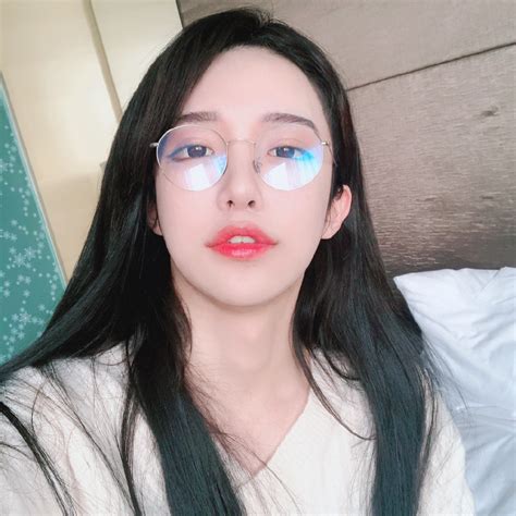 Hot girl tắt nhầm filter khi livestream để lộ nhan sắc thật Xinh đẹp chưa bàn nhưng trông khác quá